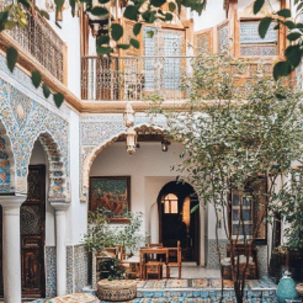 Cortile con mosaici e piante